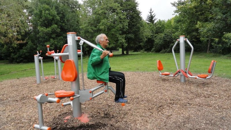 DSC00600 00.JPG - Az  Agárdi  "Felnőtt játszótér". Kellemes környezetben szívesebben "gyúrom" magam, mint zárt teremben.